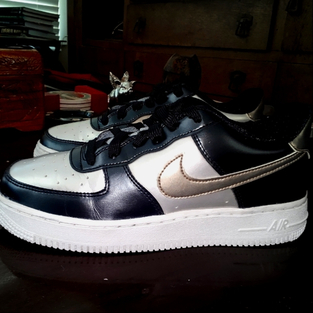 Excellent like new condition air force ones womens size 7.5
